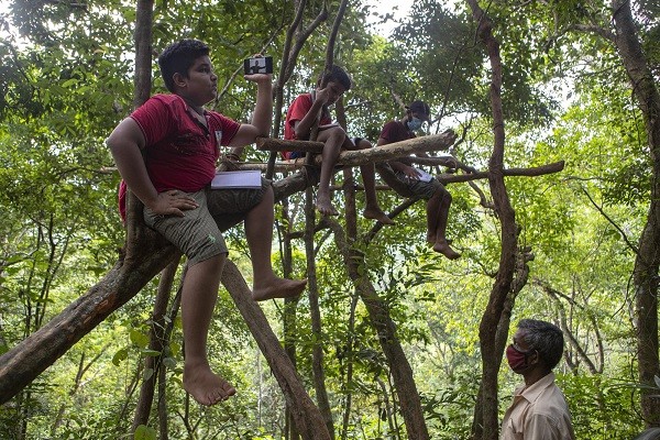 Theo AP, các trường học ở Sri Lanka hầu hết đã đóng cửa từ tháng 3/2020 khi dịch  COVID-19 bùng phát. Chính vì vậy, nhiều em học sinh tại nước này chuyển sang học trực tuyến. (Nguồn ảnh: Reuters)