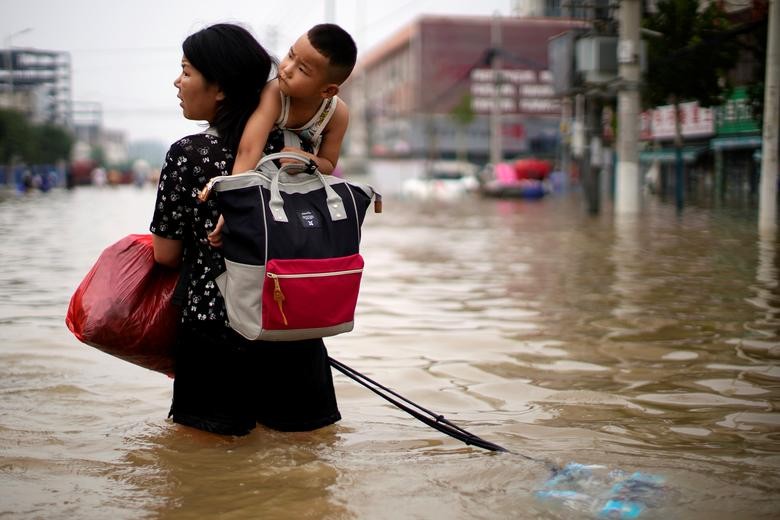 Tỉnh Hà Nam (Trung Quốc) vừa hứng chịu trận mưa "nghìn năm có một", khiến nhiều khu vực chìm trong biển nước và làm ảnh hưởng đến cuộc sống của hàng triệu người dân. (Nguồn ảnh: Reuters)