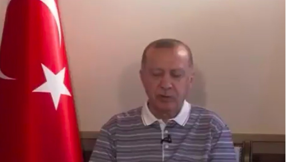 Đoạn video ghi lại khoảnh khắc Tổng thống Thổ Nhĩ Kỳ Recep Erdogan ngủ gật trong vài giây đã nhanh chóng lan khắp mạng xã hội vào ngày 21/7. Trong đoạn video, Tổng thống Erdogan được nhìn thấy đã “chợp mắt” khoảng 1-2 giây khi đang gửi thông điệp nhân dịp lễ Eid al-Adha. Ảnh chụp màn hình.