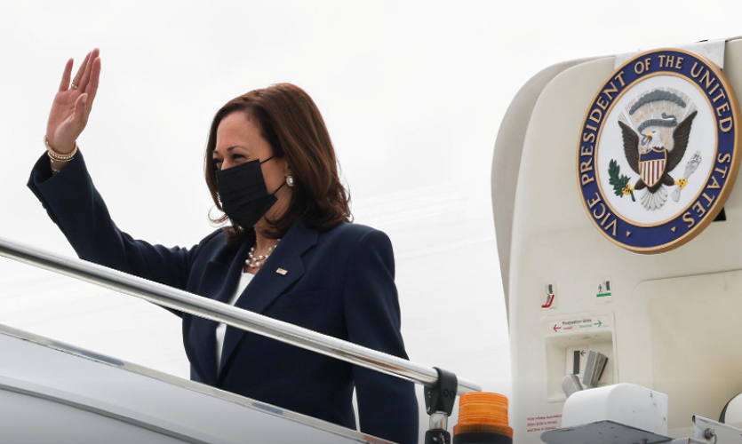 Ngày 22/8, Phó Tổng thống Mỹ Kamala Harris đã đến Singapore, chính thức bắt đầu chuyến công du Đông Nam Á. Đây cũng là chuyến công du đầu tiên ngoài châu Mỹ của bà Harris kể từ khi tuyên thệ nhậm chức Phó Tổng thống Mỹ hồi tháng 1/2021. Ảnh: Reuters.