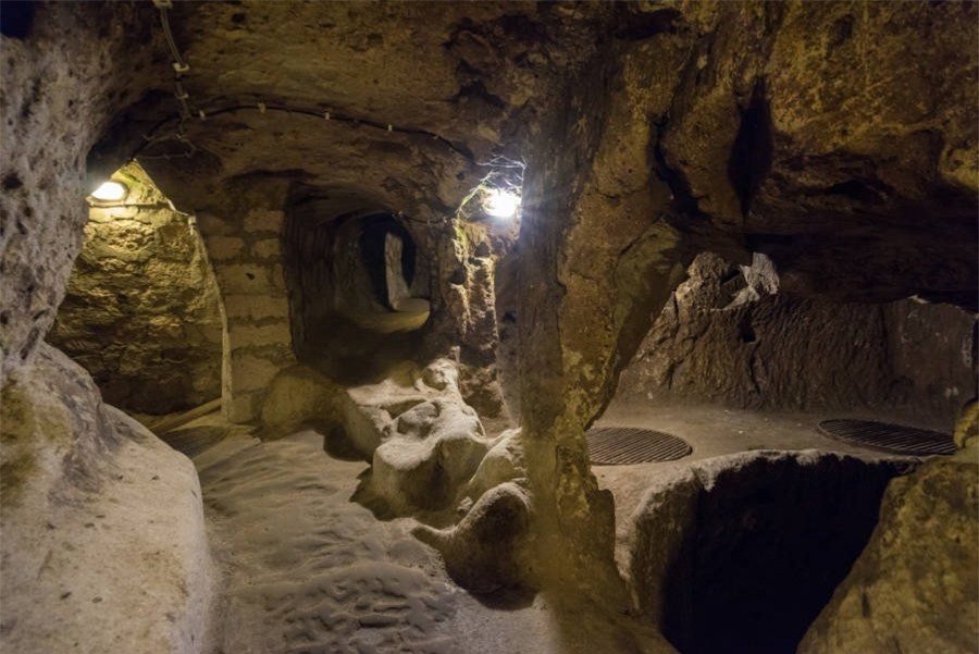 Sau hàng tỷ năm bị xói mòn, vùng Cappadocia trông giống như một cõi thần tiên xuất hiện trong truyện cổ tích hơn là miền trung Thổ Nhĩ Kỳ. Tại đây, những ngọn đồi và ngọn tháp đá được gọi là “ống khói thần tiên” nhô lên khỏi vùng đồng bằng đầy bụi của bán đảo Anatolian. 