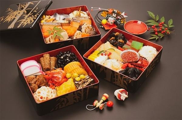 “Osechi Ryori” là bữa ăn đặc biệt đón chào năm mới của người Nhật. Đây là những món ăn mang ý nghĩa đặc biệt, đựng trong hộp cơm sơn mài nhiều tầng, được trang trí vô cùng tỉ mỉ gọi là Jubako. Truyền thống ẩm thực năm mới này của người Nhật Bản đặc biệt đến mức Osechi Ryori được coi là một trong những yếu tố quan trọng trong Washoku (Ẩm thực truyền thống Nhật Bản) đã được UNESCO công nhận là Di sản văn hóa phi vật thể.