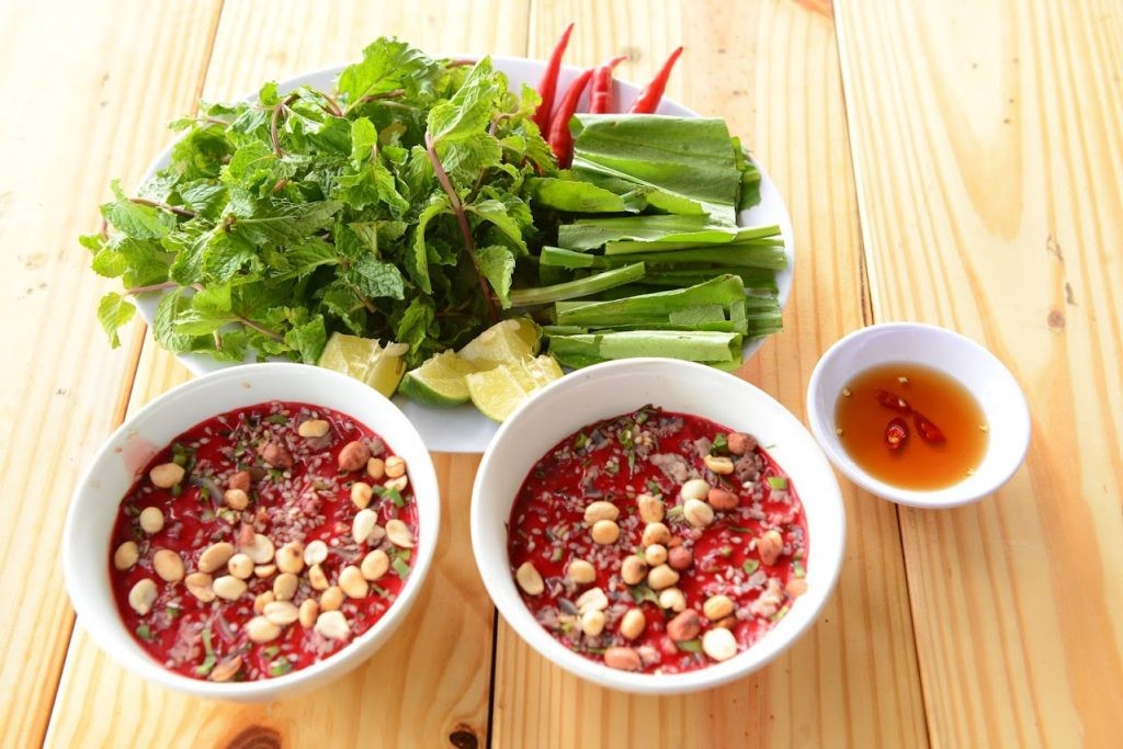 1. Tiết canh: Tiết canh là  món khai vị nổi tiếng ở Việt Nam. Có rất nhiều loại tiết khác nhau, nhưng phổ biến nhất là tiết heo, tiết vịt. Quá trình làm tiết canh bắt đầu bằng việc lấy tiết của động vật. Sau đó, họ trộn tiết tươi với nội tạng, thịt băm vào một cái bát, nêm gia vị và để cho nó đông lại thành kết cấu thạch. Khi tiết đã đông lại, người ăn sẽ thêm 1 chút rau thơm, đậu phộng rang lên trên cùng.