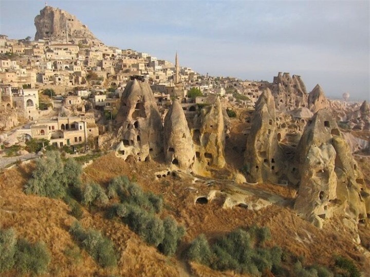 Vùng Cappadocia, Thổ Nhĩ Kỳ nổi tiếng thế giới với loạt thung lũng nấm, du lịch bằng khinh khí cầu và đặc biệt là các  thành phố ngầm bí ẩn trong lòng đất. Ấn tượng nhất trong số đó là Derinkuyu, thành phố cổ 18 tầng đã tồn tại hơn 2.000 năm. Ảnh: Một góc của thành phố cổ này.