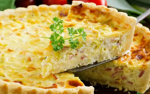 1. Pháp: Theo Spoon University, ở Pháp, bánh Quiche Lorraine được người dân chuẩn bị vào  dịp Quốc khánh 14/7. Món bánh đặc biệt này gồm các thành phần như hành tây và thịt lợn muối xông khói cùng pho mát và trứng. Ảnh: GLF.