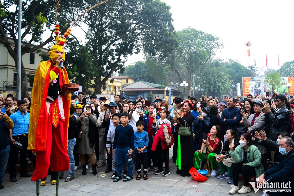 Chiều 2/2 (12 tháng Giêng), trước một ngày khai  hội Lim (Bắc Ninh), hàng nghìn du khách đã đổ về du xuân. Tại sân khấu của CLB hát quan họ thôn Lương (xã Tri Phương) một người nào đó ăn mặc cải trang hình hài Tôn Ngộ Không múa, hát xin tiền.