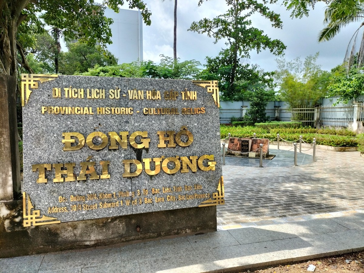 Đồng hồ Thái Dương (còn gọi là  đồng hồ đá) do ông Lưu Văn Lang (còn gọi bác Vật Lang, 1880-1969, là kỹ sư ngành công chánh đầu tiên của Nam Bộ được đào tạo ở Pháp) xây dựng khoảng năm 1913, đặt trước khuôn viên dinh Tỉnh trưởng Bạc Liêu thời Pháp thuộc. Hiện, di tích nằm trên đường 30/4, phường 3, thành phố Bạc Liêu.