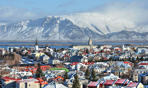 1. Iceland: Đất nước này đứng ở vị trí số 1 trong Chỉ số Hòa bình Toàn cầu năm 2023.  Iceland không có chung biên giới với bất kỳ quốc gia nào khác, nơi đây còn có địa hình đồi núi để trú ẩn trong những tình huống xấu nhất. Ảnh: britannica.com.