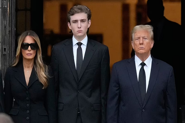 Trang Daily Mail đưa tin ngày 19/1, Barron Trump, con trai út của cựu Tổng thống Mỹ Donald Trump và bà Melania, xuất hiện cùng bố mẹ tại đám tang của bà ngoại Amalija Knavs ở nhà thờ Bethesda-by-the-Sea, thành phố Palm Beach, bang Florida. Được biết, bà Knavs qua đời ở tuổi 78 tuổi hôm 9/1 sau thời gian lâm bệnh. Ảnh: AP.