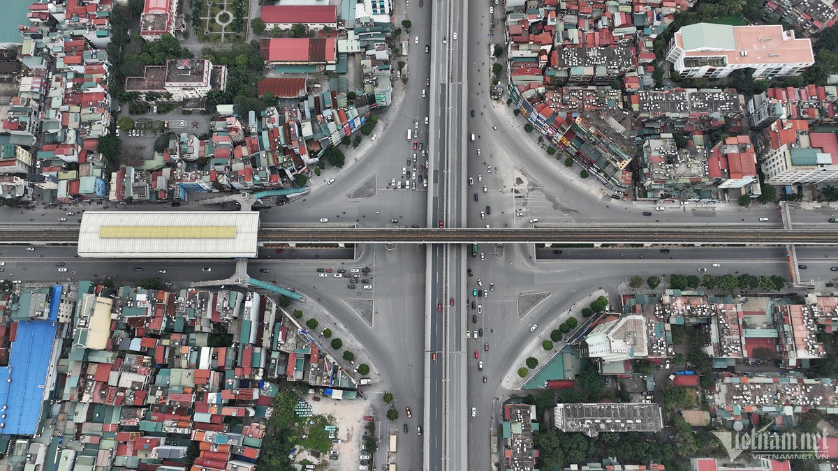 14h, ngày 9/2 (30 tháng Chạp), nút giao Khuất Duy Tiến - Nguyễn Trãi (Thanh Xuân, Hà Nội) khác hẳn với thường. Hôm nay, phương tiện đi lại thưa thớt, vắng vẻ.