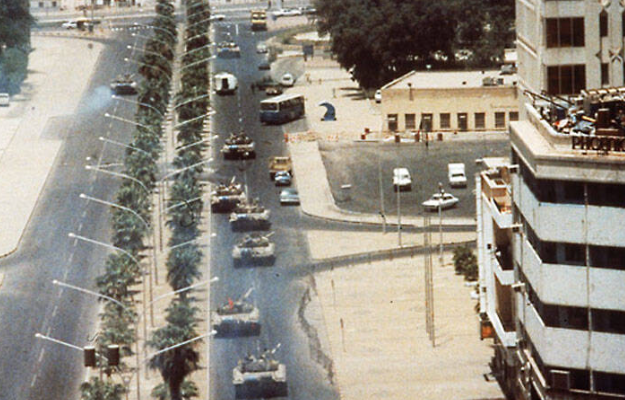 Rạng sáng ngày 2/8/1990, Iraq bắt đầu tiến đánh Kuwait, động thái đã châm ngòi nổ Chiến tranh Vùng Vịnh (1990 - 1991). Ảnh: Xe tăng Iraq ở Thành phố Kuwait năm 1990. (Nguồn ảnh: ATI)