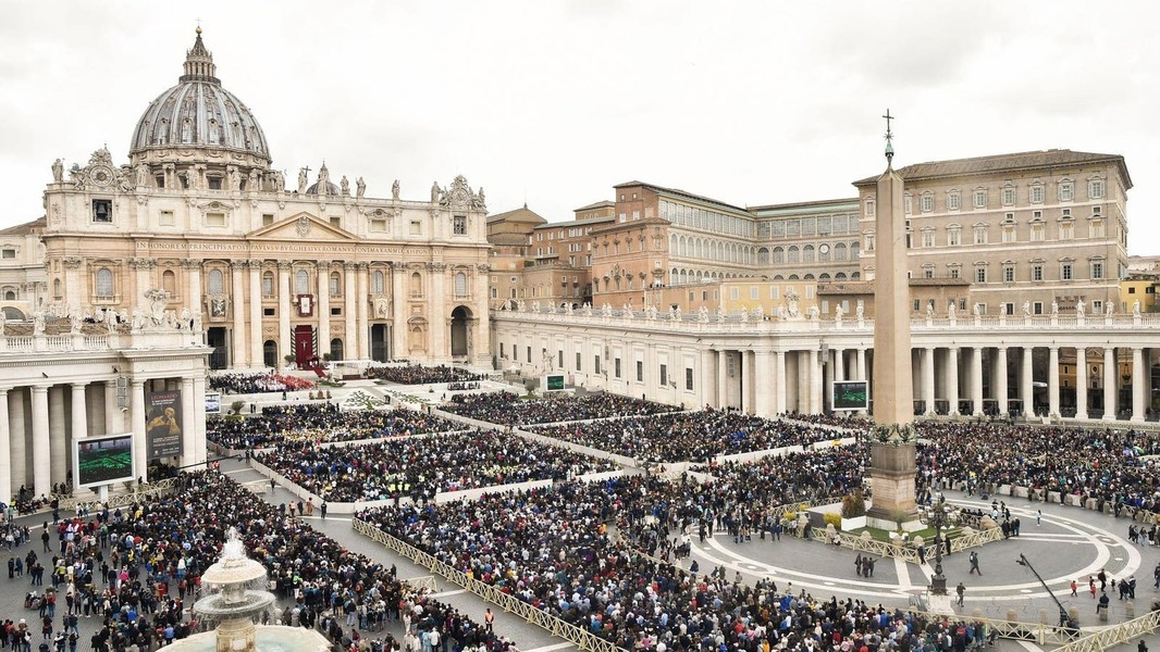 Vatican là  quốc gia nhỏ nhất thế giới, cũng là quốc gia nằm gọn trong lòng Thủ đô Rome của đất nước hình chiếc ủng với diện tích khoảng 0,49 km2.