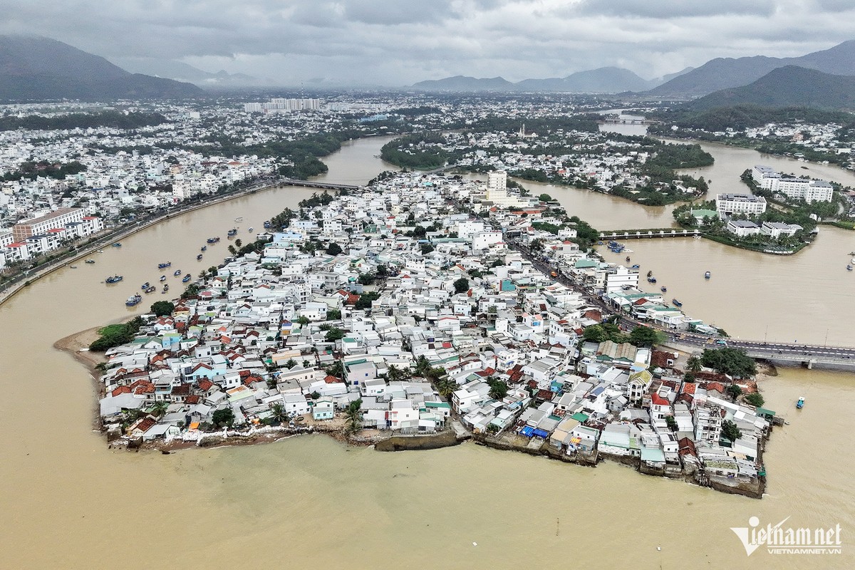 Cồn Nhất Trí thuộc phường Vĩnh Phước, TP Nha Trang có diện tích trên 21ha. Khu dân cư với hơn 1.400 hộ đang sinh sống được hình thành từ xóm chài qua nhiều đời. Mọi người dựng nhà bên cửa sông Cái và bờ biển, sống bằng nghề đánh bắt hải sản. Tuy nhiên, cứ đến mùa biển động, mọi người lại thấp thỏm khi sóng thường xuyên đánh tràn vào khu dân cư.