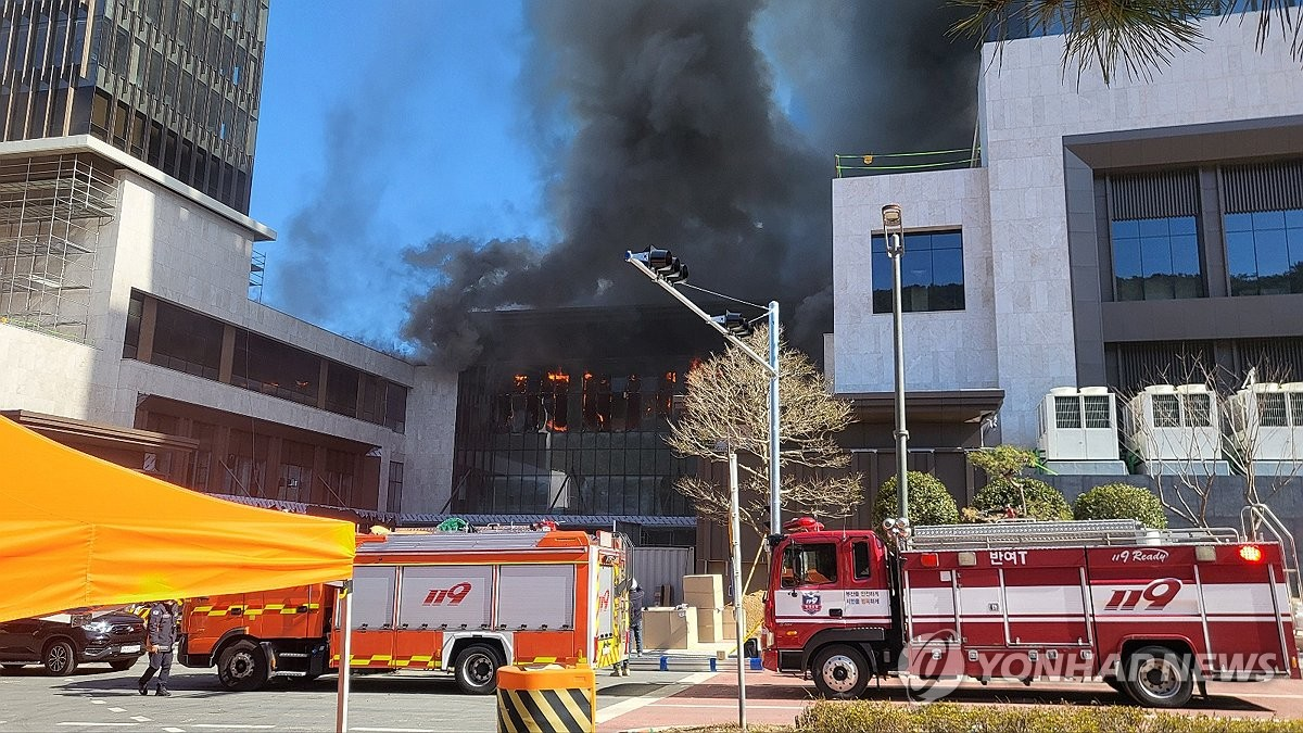 Yonhap dẫn thông tin từ Sở cứu hỏa Busan cho biết, đám cháy bắt đầu bùng phát tại khách sạn Banyan Tree đang được xây dựng vào khoảng 10h50 sáng 14/2. Lực lượng cứu hỏa đã nhanh chóng được điều động tới hiện trường. Ảnh: Khói bốc lên từ công trường xây dựng khách sạn Banyan Tree ở thành phố Busan ngày 14/2. Ảnh: Yonhap.