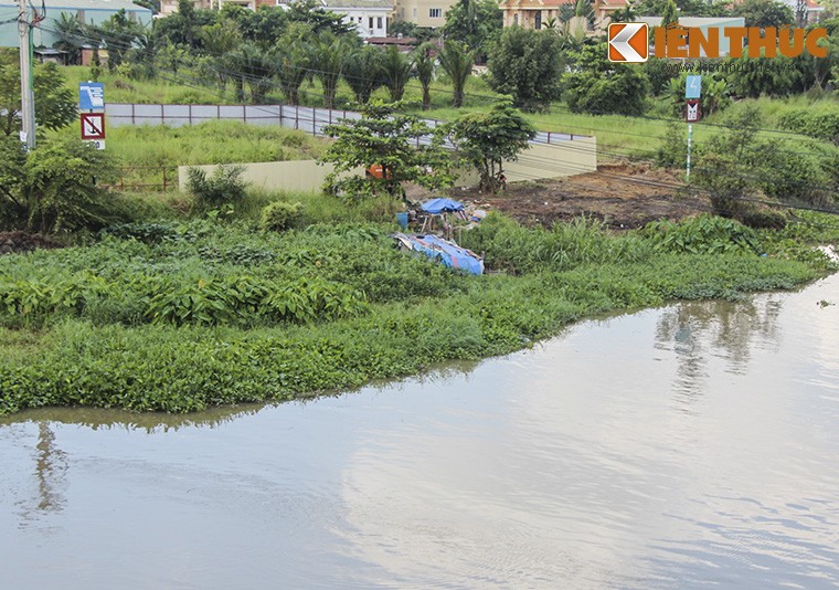 Gần 30 năm qua, khúc sông đoạn dưới chân cầu Rạch Chiếc (phường An Phú, quận 2, TP HCM) chính là nơi trú ngụ của vợ chồng ông Lê Du (SN 1962) và bà Lâm Thị Huệ (SN 1965).