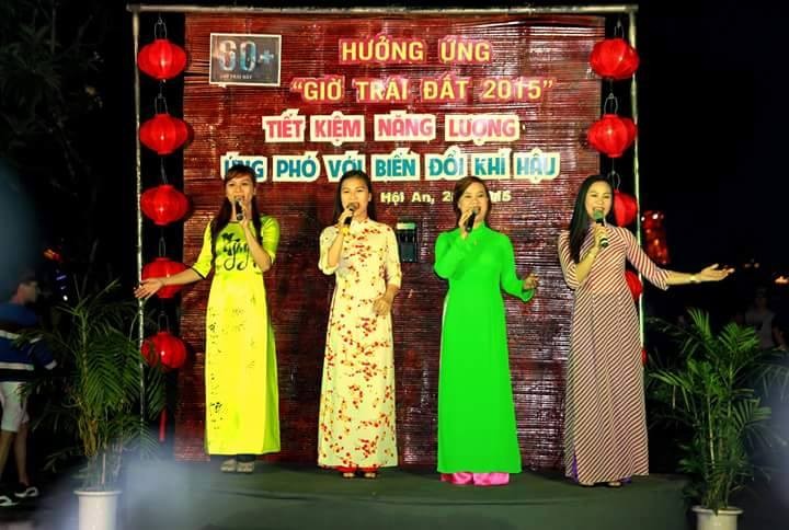 Đêm qua, Hội An có nhiều hoạt động để hưởng ứng  giờ trái đất năm 2015 với chủ đề "Tiết kiệm năng lượng - ứng phó với biến đổi khí hậu".