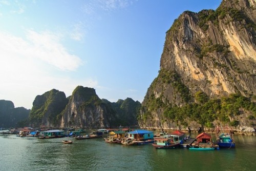 Làng chài Cửa Vạn, Quảng Ninh, Việt Nam là điểm đến hấp dẫn của du khách trong và ngoài nước. Đến đây, bạn sẽ bị cuốn hút trước vẻ đẹp của ghe thuyền, những chiếc mủng tre, người dân giản dị, chất phác và khung cảnh yên bình, hoang sơ của làng chài.