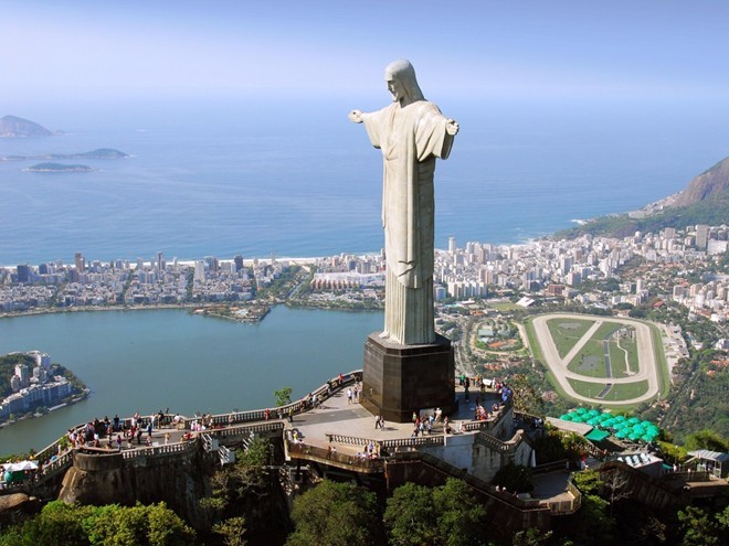  Tượng Chúa Cứu Thế được đặt ở độ cao hơn 600 m, nhìn xuống thành phố Rio de Janeiro, Brazil. Bức  tượng khổng lồ cao 30 m này đã trở thành biểu tượng của Rio de Janeiro và được công nhận là một trong 7 kỳ quan thế giới mới.