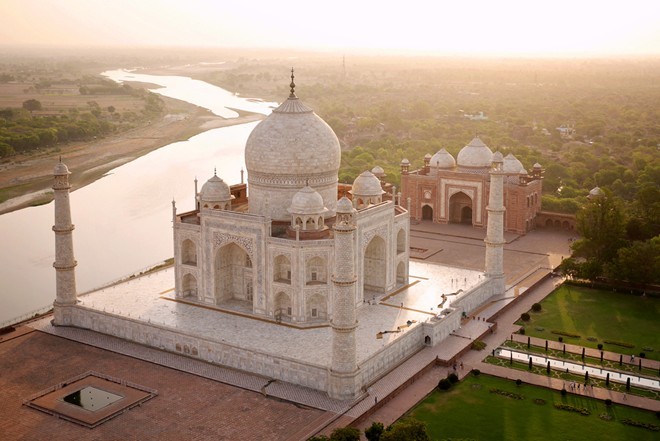 Một trong những  công trình kiến trúc vĩ đại của nhân loại là Lăng Taj Mahal, Ấn Độ.