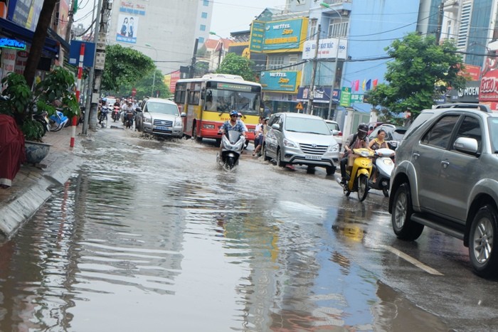 Khoảng 10h sáng nay, một cơn mưa lớn bất ngờ đổ xuống Hà Nội. Tuy cơnmưa chỉ kéo dài khoảng 30 phút nhưng cũng đủ làm dịu đi cơn khát nắng nóng kéo dài gần chục ngày qua giúp người Hà Nội giải nhiệt.