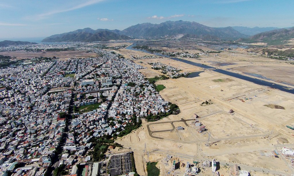 Nha Trang xem là  thành phố biển đẹp nhất Việt Nam và là trung tâm chính trị, kinh tế, văn hóa, khoa học kỹ thuật và du lịch của tỉnh Khánh Hòa. Từ năm 2009, thành phố biển này được Chính phủ công nhận là đô thị loại 1 trực thuộc tỉnh.