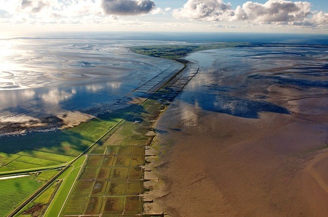 Tuyến  đường sắt trên biển Hindenburg nối liền đảo Sylt với Schleswig-Holstein, bang xa nhất về phía bắc của Đức.