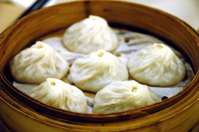 Tiểu long bao: Đây là món đặc sản của Thượng Hải. Lớp vỏ bánh bằng bột gạo bọc ngoài phần nhân thịt xay, khi hấp chín sẽ tạo ra nước dùng đậm đà.