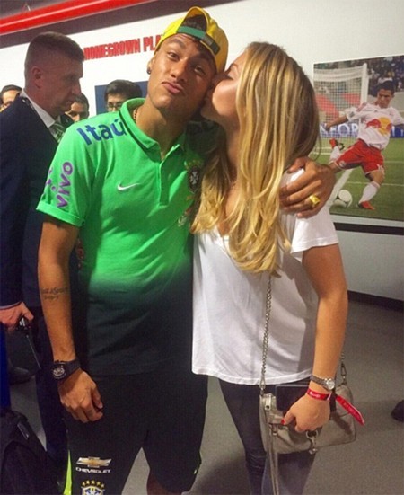 Bức ảnh thân mật trên mức bình thường của Neymar và Beatrice, em gái người đẹp quần vợt Bouchard. Hai người gặp nhau tại New York khi  Neymar du đấu cùng Brazil còn Beatrice tới cổ vũ chị gái ở giải Mỹ mở rộng.