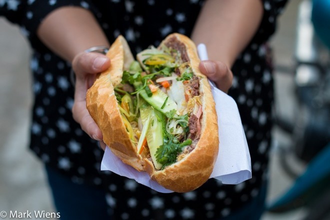 Bánh mì, Việt Nam: Lớp vỏ giòn cùng phần nhân hấp dẫn từ thịt, patê, rau thơm, dưa góp, thêm tương ớt, mayonaise... có thể chinh phục những thực khách khó tính nhất. Bạn có thể thưởng thức  món ăn đường phố này ở khắp Việt Nam, với giá khoảng 1-2 USD. Ảnh: Mark Weins.