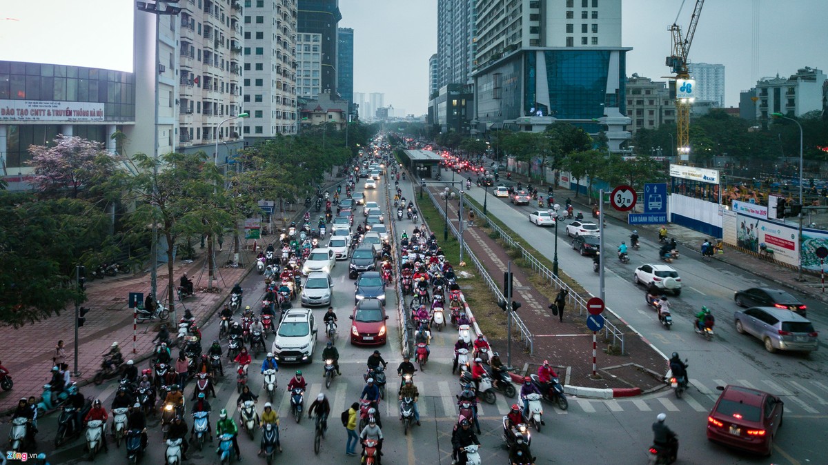 Sau 2 năm đi vào hoạt động, làn đường  tuyến buýt nhanh BRT lâu nay không còn là lối đi riêng dành cho loại hình vận tải công cộng mới. Trục Lê Văn Lương - Tố Hữu ngập tràn xe máy lưu thông vào làn BRT, đặc biệt vào thời gian gần đây