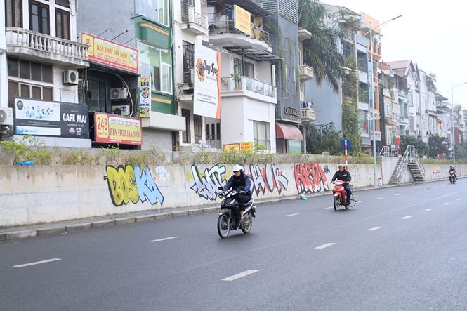 Đường Nghi Tàm - đoạn từ nút giao với Đường Thanh Niên kéo dài đến ngã ba Khách sạn Thắng Lợi vừa được  thành phố Hà Nội hạ đê, mở rộng lòng đường...