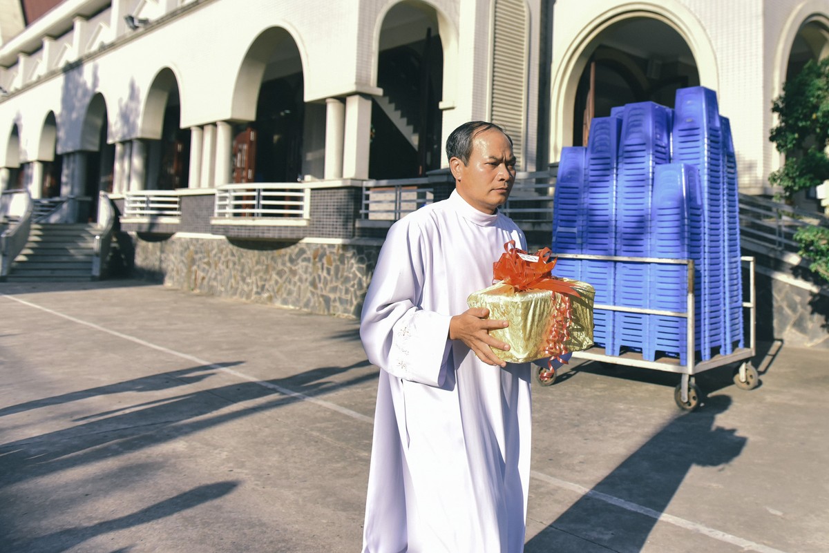 Suốt hơn 8 năm qua, linh mục Giuse Nguyễn Văn Tịch đã thực hiện hàng trăm buổi lễ và an táng cho hàng nghìn thai nhi xấu số - những đứa trẻ bị cha mẹ mình từ bỏ, chưa kịp một lần được nhìn thấy ánh mặt trời. Công việc mà theo ông chỉ góp phần bù đắp lại cho những thiệt thòi mà các em đã phải chịu khi còn chưa ra đời.