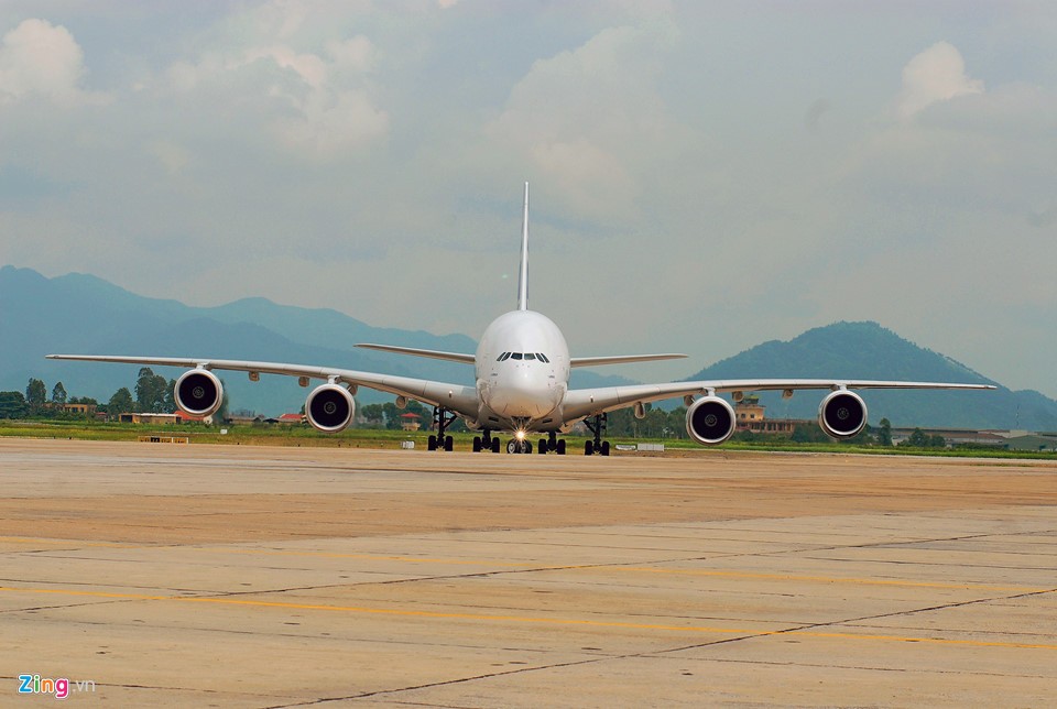 12 năm trước, ngày 2/9/2007, chiếc  máy bay Airbus A380 hai tầng chở khách, sức chứa hơn 520 hành khách lần đầu tiên hạ cánh xuống sân bay Nội Bài sau hai năm lắp ráp thành công và ra mắt tại Pháp. Xuất hiện vào năm 2005, A380 soán ngôi của Boeing 747 và trở thành máy bay thương mại có kích thước lớn nhất thế giới đang vận hành với khoang hành khách 2 tầng, 2 lối đi, 544 ghế và 4 động cơ.