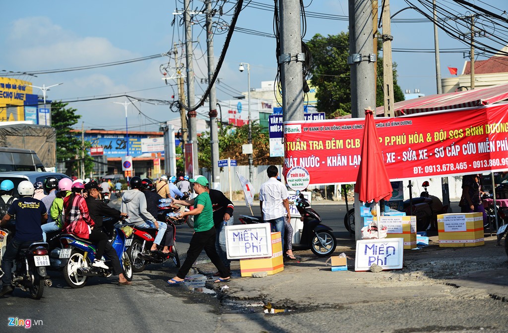 Trong những diễn ra lễ hội chùa Bà (Bình Dương), nhiều tuyến đường ở TP Thủ Dầu Một hướng về chùa xuất hiện hàng trăm điểm phát nước, đồ ăn, sửa xe, cấp cứu... miễn phí cho du khách. Nhiều điểm phát nước, sửa xe miễn phí hoạt động từ ngày 12/1 Âm lịch.