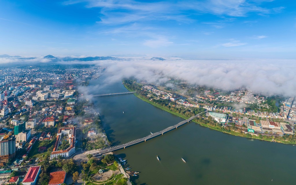  Huế và dòng sông Hương những ngày đầu xuân hiện lên một cách thơ mộng. Nhìn từ độ cao 500 m, nhiều nhiếp ảnh gia sững sờ trước luồng sương giăng kín một bên thành phố. Hình ảnh càng trở nên cuốn hút hơn dưới ánh nắng sớm trong xanh.