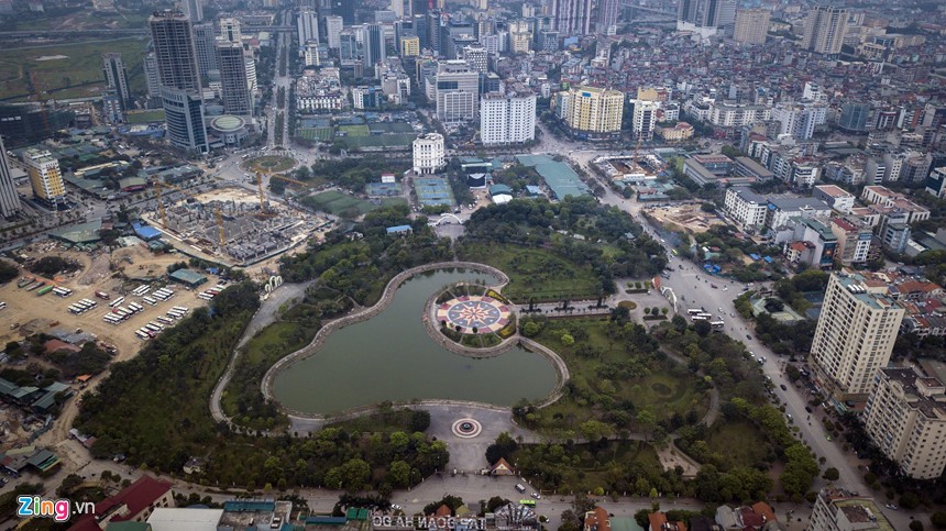 Nằm tại trung tâm  quận Cầu Giấy (Hà Nội), công viên Cầu Giấy được ví như "lá phổi xanh" của quận này. Với tốc độ đô thị hóa nhanh, nhưng quận Cầu Giấy chỉ có 3 công viên là Nghĩa Đô, Cầu Giấy và mới khánh thành Nhân Chính. Mới đây Công ty cổ phần đầu tư và phát triển đô thị Tây Hồ có đề xuất UBND TP Hà Nội và được đồng ý dự án bãi đỗ xe ngầm tại một phần đông bắc Công viên Cầu Giấy. Doanh nghiệp này xin xén 1,45 ha (trên tổng diện tích 10 ha).