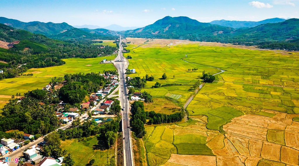 Tuyến quốc lộ 1 đoạn qua xã Hoài Đức, huyện Hoài Nhơn (Bình Định), nơi  người dân phơi lúa trên đường 1 gây mất an toàn giao thông.