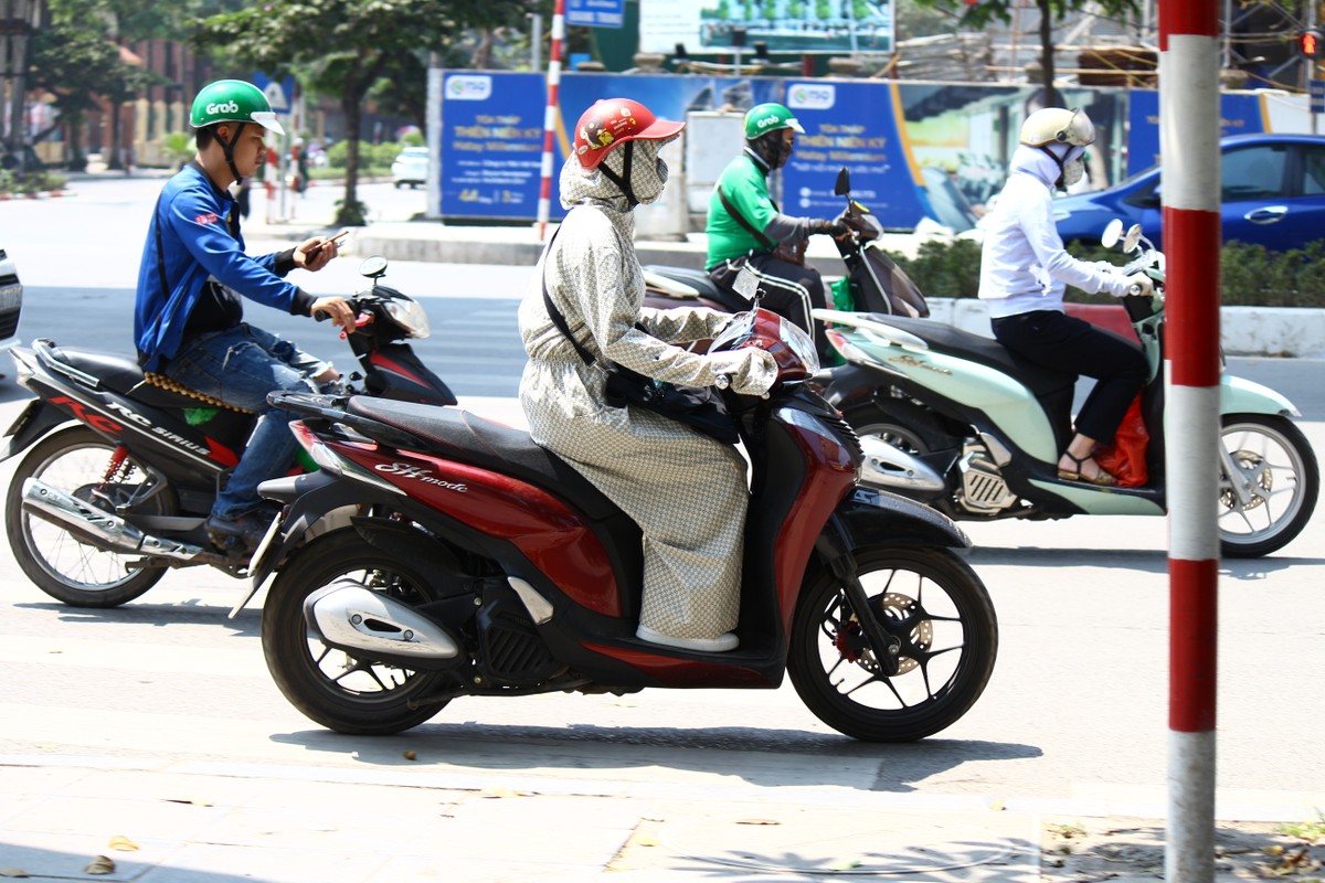 Hôm nay (22/4) Hà Nội được dự báo có nắng nóng và nền nhiệt độ cao từ 35 - 37 độ. Ngoài đường, nhiệt độ chắc chắn cao hơn, để chống lại  nắng nóng Hà Nội, người dân phải tìm đủ mọi cách làm mát cơ thể.