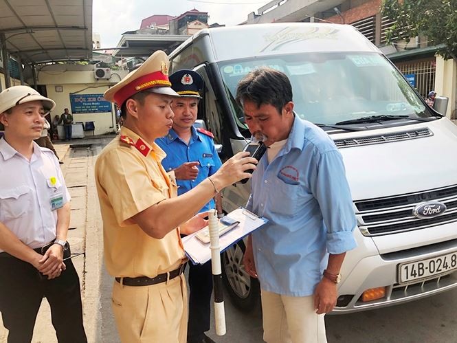 Trong hơn một tuần qua, Thanh tra GTVT, CSGT và Sở Y tế Hà Nội đã phối hợp thành lập ra 2 tổ công tác liên ngành, kiểm tra - test nhanh chất gây nghiện đối với lái xe. Địa điểm kiểm tra là bến xe, các tuyến đường cửa ngõ, quốc lộ trên địa bàn Hà Nội.   