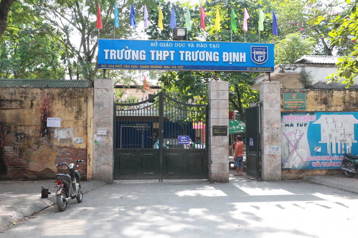  Trường THPT Trương Định (quận Hoàng Mai, Hà Nội) được xây dựng từ năm 1973, đang trọng tình trạng xuống cấp nghiêm trọng.