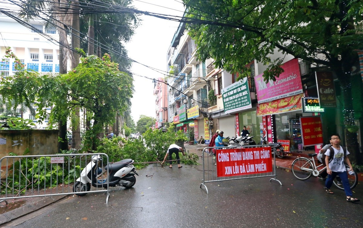 Ghi nhận trên phố Mai Dịch, thuộc phường Mai Dịch, quận Cầu Giấy (Hà Nội), lực lượng chức năng tiến hành phá dỡ bức tường có nguy cơ đổ sập và đang phải "chống nạng".