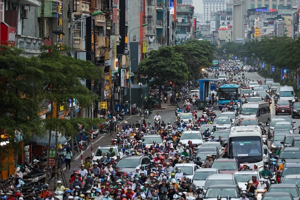 Đường Xã Đàn dài 1,5km là tuyến đường giao thông huyết mạch kéo dài từ ngã tư Đại Cồ Việt - Lê Duẩn - Đào Duy Anh đến ngã tư Ô Chợ Dừa, với mặt cắt 50 m gồm 6 làn xe cơ giới, 2 làn xe thô sơ.