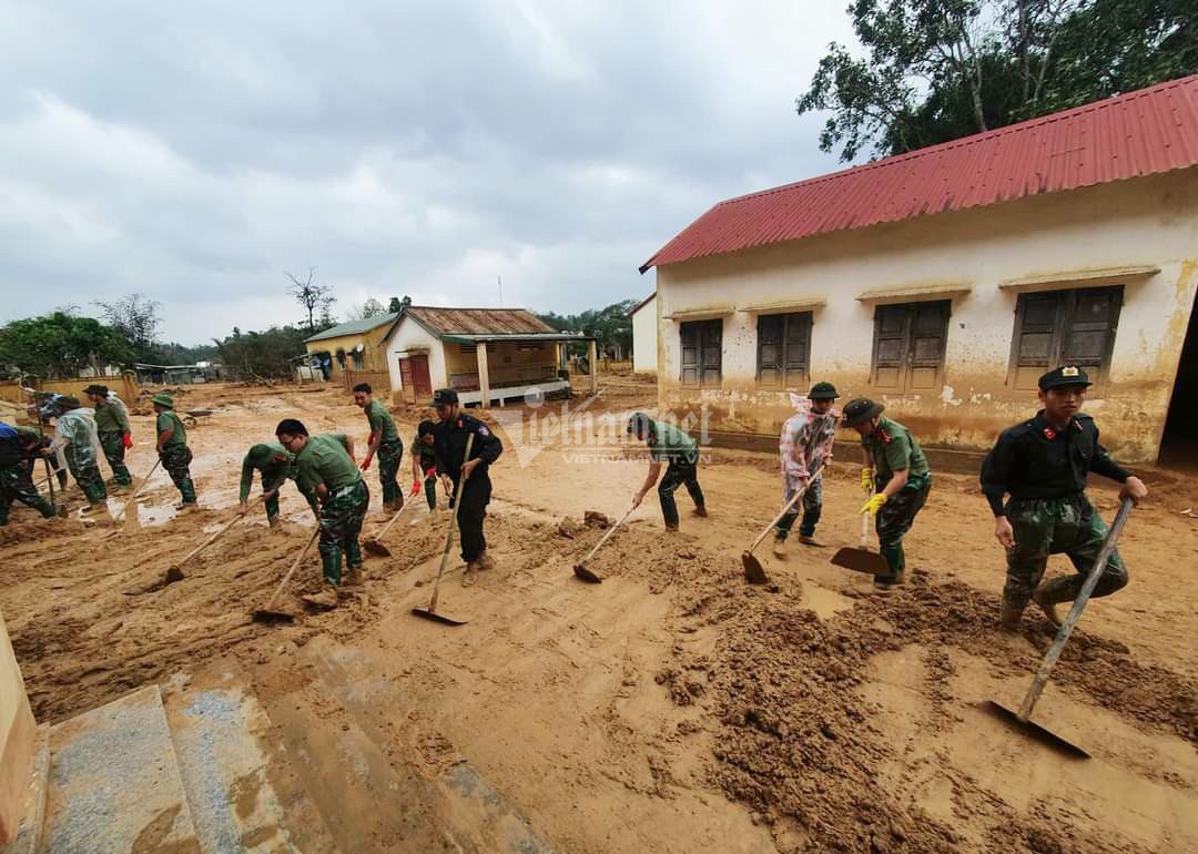 Sau trận lũ lịch sử vừa qua, nhiều khu vực ở xã Hướng Việt (huyện Hướng Hóa, tỉnh Quảng) bị vùi lấp trong bùn đất. Cán bộ, chiến sĩ đoàn Thanh niên Công an tỉnh Quảng Trị giúp người dân dọn dẹp bùn đất sau lũ