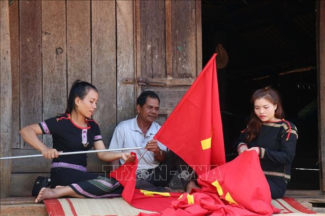 Chào mừng Đại hội Đại biểu toàn quốc lần thứ XIII của Đảng, nhân dân các dân tộc anh em trên địa bàn xã Cư Mgar, huyện Cư Mgar, tỉnh Đắk Lắk đã cùng nhau tự nguyện góp công, góp sức làm hơn 7 km “đường cờ”. Đây cũng là con đường thể hiện tinh thần đại đoàn kết toàn dân tộc trước sự kiện chính trị quan trọng của đất nước.