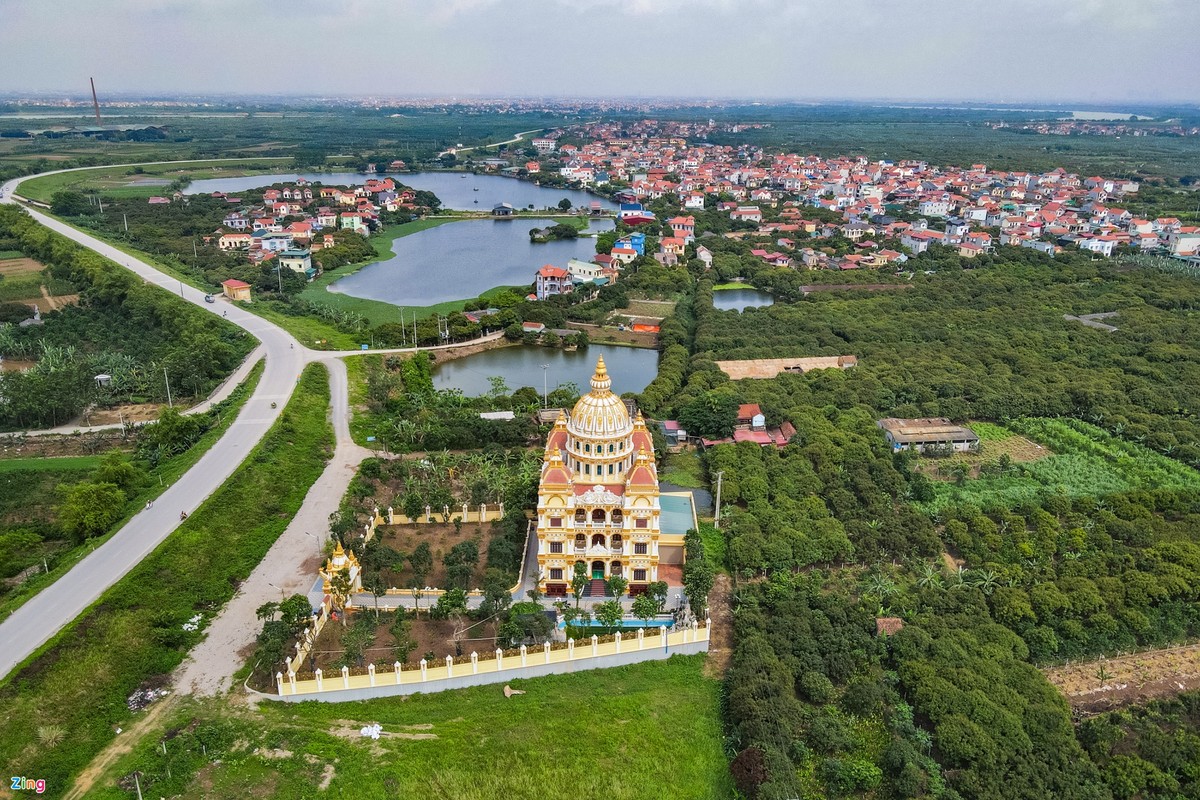 Chủ nhân của tòa lâu đài này là ông Đỗ Trọng Sáu (56 tuổi, thôn Trung Châu, xã Đông Kết, Khoái Châu, Hưng Yên), một chủ lò gạch trên địa bàn tỉnh. Công trình này của ông Sáu được khánh thành vào tháng 6/2020 sau khoảng 2 năm xây dựng.