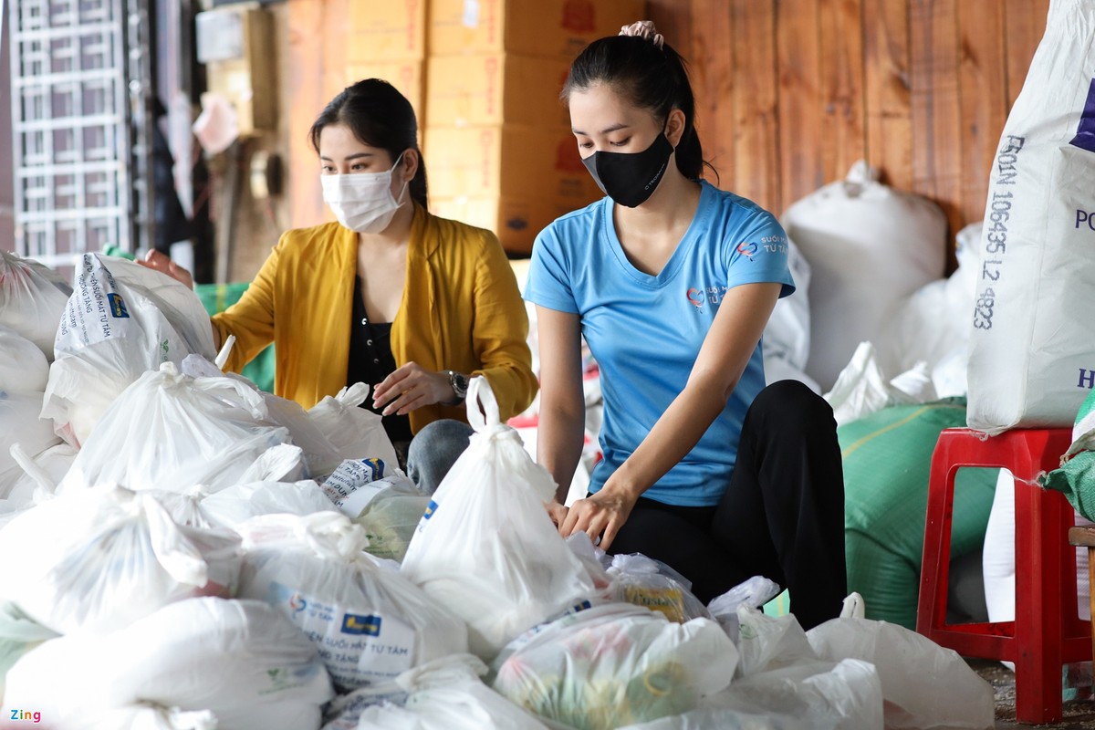 Ngày 19/9, Hoa hậu Tiểu Vy đã có buổi phát quà từ thiện cho những hộ dân kêu cứu vì thiếu thực phẩm thiết yếu trên ứng dụng điện thoại. Người đẹp Quảng Nam bắt đầu khởi hành từ 8h sáng. Cô đã tự tay sắp xếp, đóng gói 1.000 phần quà, kiểm tra kỹ càng, đảm bảo đủ số lượng gói quà và thực phẩm dự tính ban đầu trước khi xếp lên ôtô.