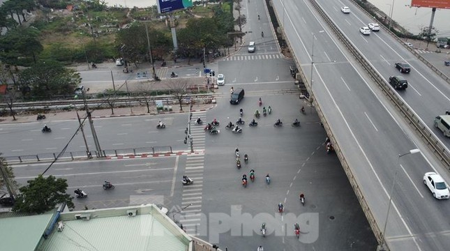 Là nút giao thông có mật độ giao thông vào hàng lớn nhất Hà Nội, nhưng trong gần một tuần trở lại đây, giờ cao điểm sáng, nút giao thông Ngọc Hồi - Hoàng Liệt - Pháp Vân chỉ lác đác xe qua lại. Ảnh chụp sáng 4/3/2022.