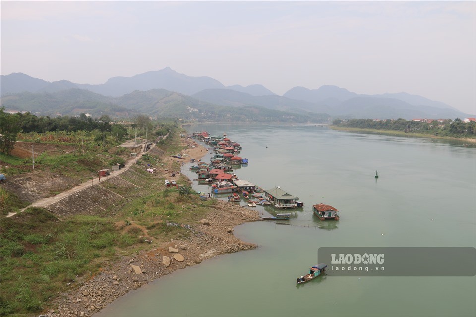 Ngay gần khu vực dưới chân cầu Hòa Bình 3 (tổ 14, phường Thịnh Lang, TP Hoà Bình) có một xóm vạn chài nằm bên bờ Đà giang. Ảnh: Khánh Linh.