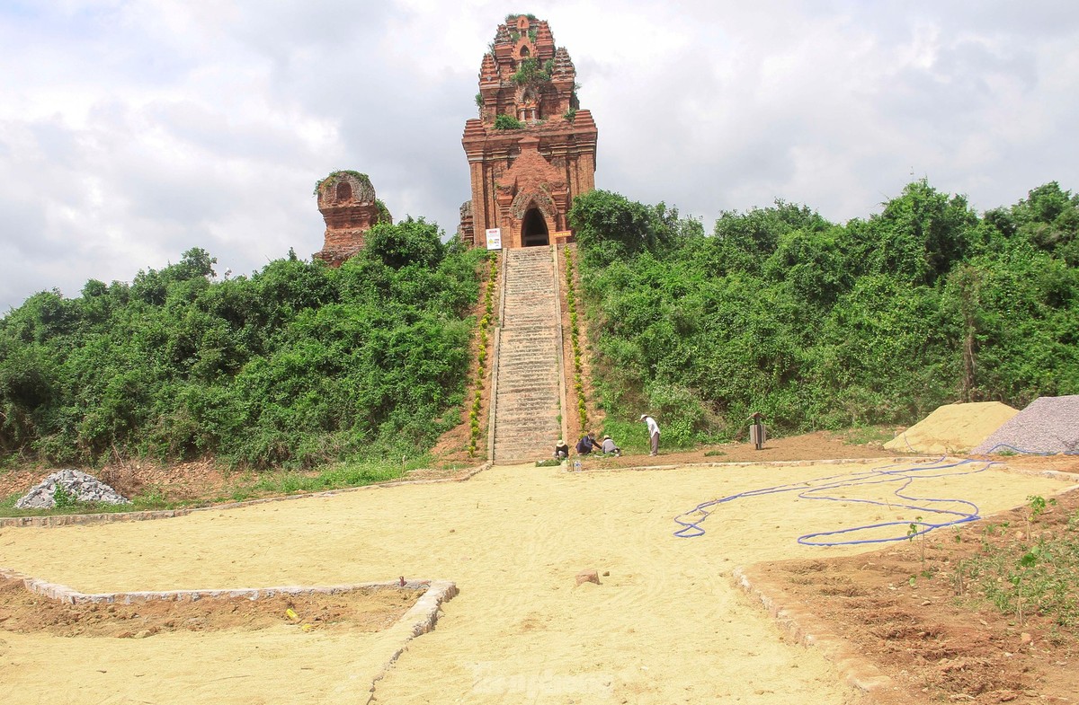 Công trình “xây dựng, tu bổ, tôn tạo và phát huy giá trị di tích tại tháp Bánh Ít”. Ảnh: Trương Định 