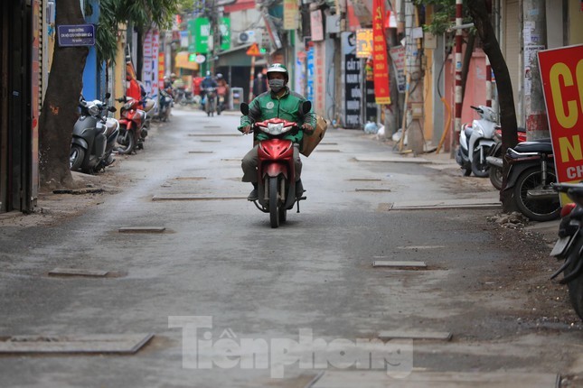 Cuối năm 2021, dự án cải tạo mặt đường tuyến phố Định Công Hạ và Định Công Thượng thuộc phường Định Công (quận Hoàng Mai) được thực hiện để phục vụ nhu cầu đi lại của người dân.